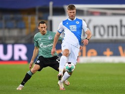 Pilar Arminia Bielefeld, Fabian Klos berada di urutan ke-7 dalam daftar ini. Ia sudah tampil dalam 323 laga Bielefeld dalam 10 tahun terakhir di liga domestik. Klos bermain sejak timnya berada di divisi tiga hingga kini di Bundesliga.(Foto: Getty Images/Frederic Scheidemann)