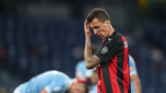 ROME, ITALY - APRIL 26: Mario Mandzukic of A.C. Milan looks dejected during the Serie A match between SS Lazio and AC Milan at Stadio Olimpico on April 26, 2021 in Rome, Italy. Sporting stadiums around Italy remain under strict restrictions due to the Coronavirus Pandemic as Government social distancing laws prohibit fans inside venues resulting in games being played behind closed doors. (Photo by Paolo Bruno/Getty Images)