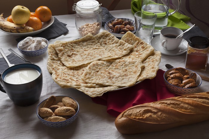5 Adab Makan Sahur Menurut Ajaran Islam, Simak Yuk!