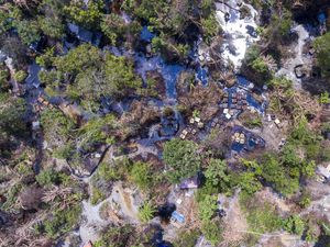 Foto: Aktivitas Penambangan Minyak Ilegal di Musi Banyuasin