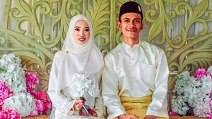 8 Foto Guru S2 yang Viral Dinikahi Sopir Truk, Dulu Dinyinyirin Kini Bahagia