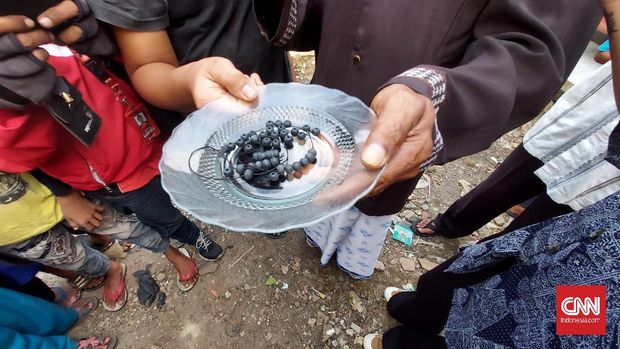 Babi Ngepet di Depok Warga RT 02 RW 04 Kelurahan Bedahan, Sawangan Depok meyakini telah menangkap babi ngepet yang telah mencuri uang warga dalam sebulan terakhir.