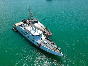 Bakamla RI Jemput Dua Nelayan Indonesia di Perbatasan Malaysia