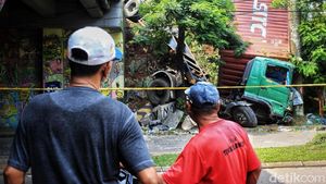 Bruk! Truk Kontainer Terjun Bebas dari Jalan Tol Serpong