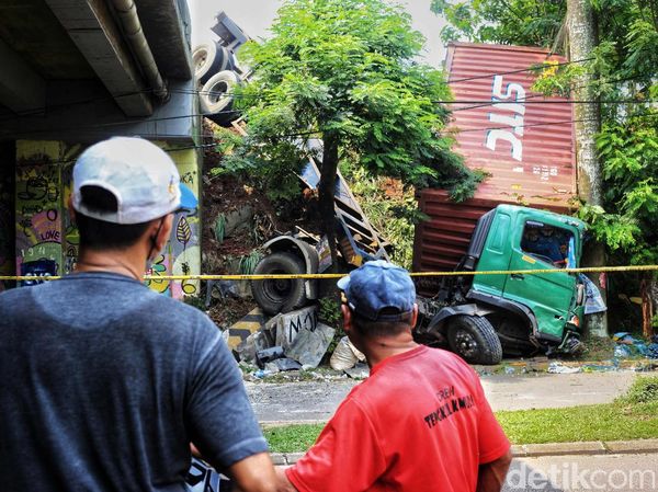 Bruk! Truk Kontainer Terjun Bebas dari Jalan Tol Serpong