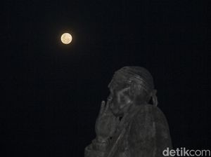 Fenomena Bulan Berwarna Kemerahan di Langit Jakarta, Ini Kata BMKG