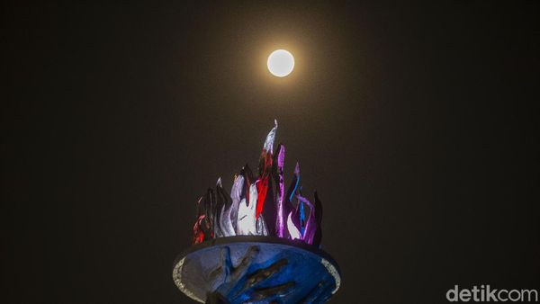 Cantiknya Supermoon di Langit Jakarta