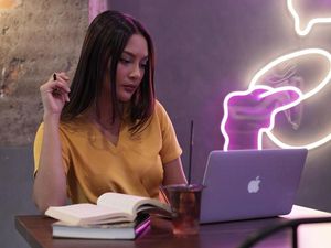 Raup Omzet Besar, Erika Carlina Jadi Ketagihan Berbisnis