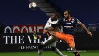 CIES Football Observatory merilis daftar pemain paling loyal ditilik dari jumlah penampilannya di satu klub dalam 10 tahun terakhir. Kapten Montpellier Hiltion da Silva (kiri) berada di posisi 10 dalam daftar ini. Bek 43 tahun ini sudah tampil dalam 317 laga di Ligue 1 dalam 10 tahun terakhir (Foto: AFP/JEAN-PHILIPPE KSIAZEK)