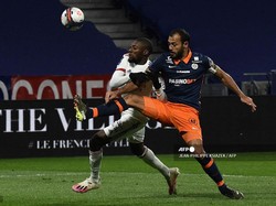 CIES Football Observatory merilis daftar pemain paling loyal ditilik dari jumlah penampilannya di satu klub dalam 10 tahun terakhir. Kapten Montpellier Hiltion da Silva (kiri) berada di posisi 10 dalam daftar ini. Bek 43 tahun ini sudah tampil dalam 317 laga di Ligue 1 dalam 10 tahun terakhir (Foto: AFP/JEAN-PHILIPPE KSIAZEK)