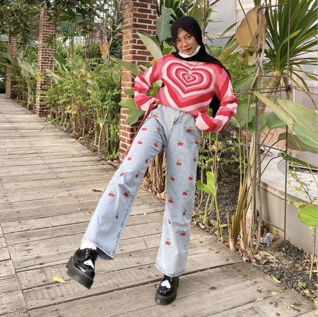 Foto: instagram.com/naylajsmn/ Jeans dengan lukisan cherry.