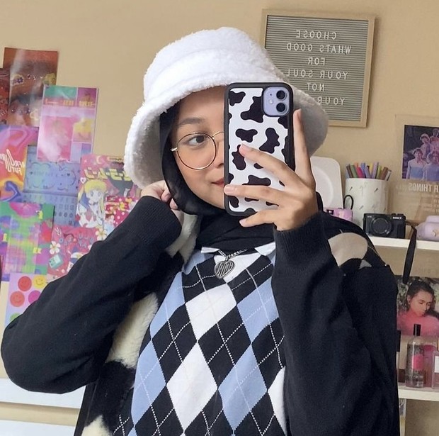 Foto: instagram.com/naylajsmn/ Fluffy white bucket hat.