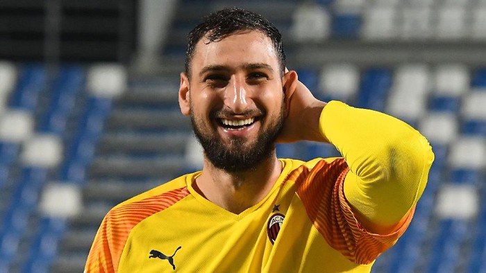 REGGIO NELLEMILIA, ITALY - JULY 21: Gianluigi Donnarumma of AC Milan looks on during the Serie A match between US Sassuolo and AC Milan at Mapei Stadium - Città del Tricolore on July 21, 2020 in Reggio nellEmilia, Italy. (Photo by Alessandro Sabattini/Getty Images)