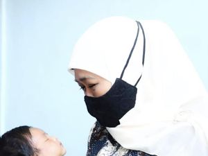 Momen Haru Gubernur Jawa Timur Timang Anak Awak Kapal KRI Nanggala-402 Momen Haru Gubernur Jawa Timur Timang Anak Awak Kapal KRI Nanggala-402