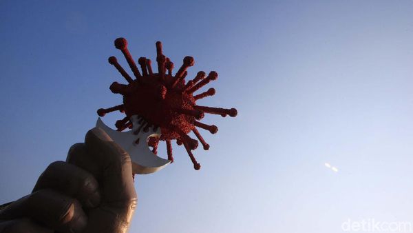 Hiii....Ada Tugu Virus Corona Ditusuk Belati di Tangerang