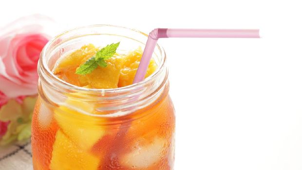 Ilustrasi es buah mangga Ice mango hite background and copy space