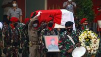 Momen saat Jenazah Kabinda Papua Tiba di Bandara Soeta