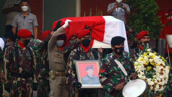 Momen saat Jenazah Kabinda Papua Tiba di Bandara Soeta