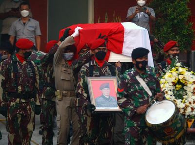 Momen saat Jenazah Kabinda Papua Tiba di Bandara Soeta