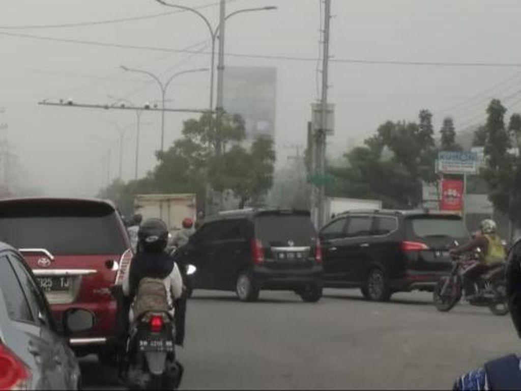 Kabut Tebal Selimuti Pekanbaru Pagi Ini Kabut Tebal Selimuti Pekanbaru Pagi Ini