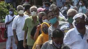 Kasus Corona Menggila, Warga India Berbondong-bondong Antre Divaksin