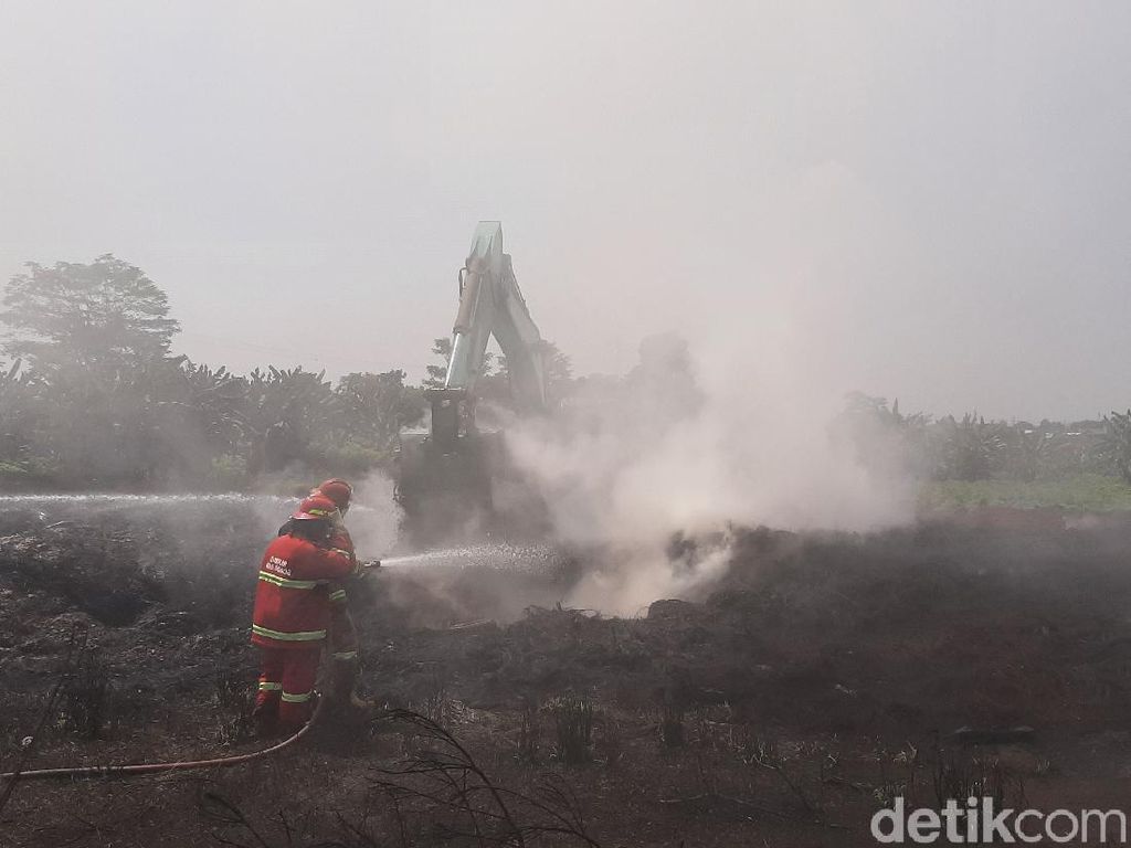 9 Hari Asap Kebakaran di Gunungputri Bikin Warga Sesak Napas 9 Hari Asap Kebakaran di Gunungputri Bikin Warga Sesak Napas