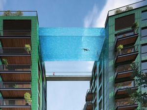 Berenang di Kolam Renang Transparan Ini Serasa Terbang di Atas London