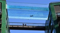 Foto Kolam Renang Transparan di Atas Ketinggian 30 Meter