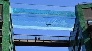 Foto Kolam Renang Transparan di Atas Ketinggian 30 Meter