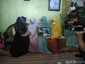 Sedih, Kru KRI Nanggala-402 Asal Sidoarjo Tinggalkan Istri Hamil 5 Bulan Sedih, Kru KRI Nanggala-402 Asal Sidoarjo Tinggalkan Istri Hamil 5 Bulan