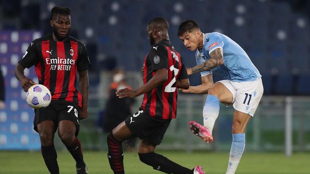 ROME, ITALY - APRIL 26: Joaquon Correa of SS Lazio shooting past Fikayo Tomori of A.C. Milan and Franck Kessie of A.C. Milan  during the Serie A match between SS Lazio and AC Milan at Stadio Olimpico on April 26, 2021 in Rome, Italy. Sporting stadiums around Italy remain under strict restrictions due to the Coronavirus Pandemic as Government social distancing laws prohibit fans inside venues resulting in games being played behind closed doors. (Photo by Paolo Bruno/Getty Images)