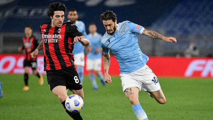 ROME, ITALY - APRIL 26: Luis Alberto of SS Lazio compete for the ball with Sandro Tonalii of AC Milan during the Serie A match between SS Lazio and AC Milan at Stadio Olimpico on April 26, 2021 in Rome, Italy. (Photo by Marco Rosi - SS Lazio/Getty Images)