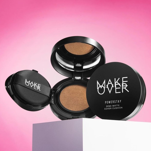 Cushion dengan ketahanan 12 jam yang masih menciptakan hasil akhir matte, tapi tetap melembabkan.