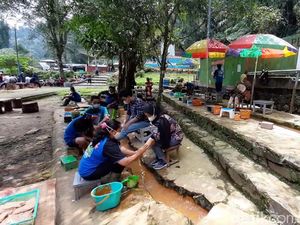 Foto: Pijat Belerang dari Mata Air Panas Pancuran Pitu di Baturraden Foto: Pijat Belerang dari Mata Air Panas Pancuran Pitu di Baturraden