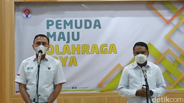 Menpora Zainudin Amali, Ketum PSSI Mochamad Iriawan, dalam konpers soal ulah suporter di Gedung Kemenpora, Selasa (27/4/2021).