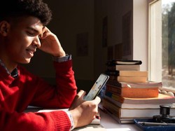 Anti Overheat! OPPO Reno5 F Bikin Produktivitas Lancar Seharian