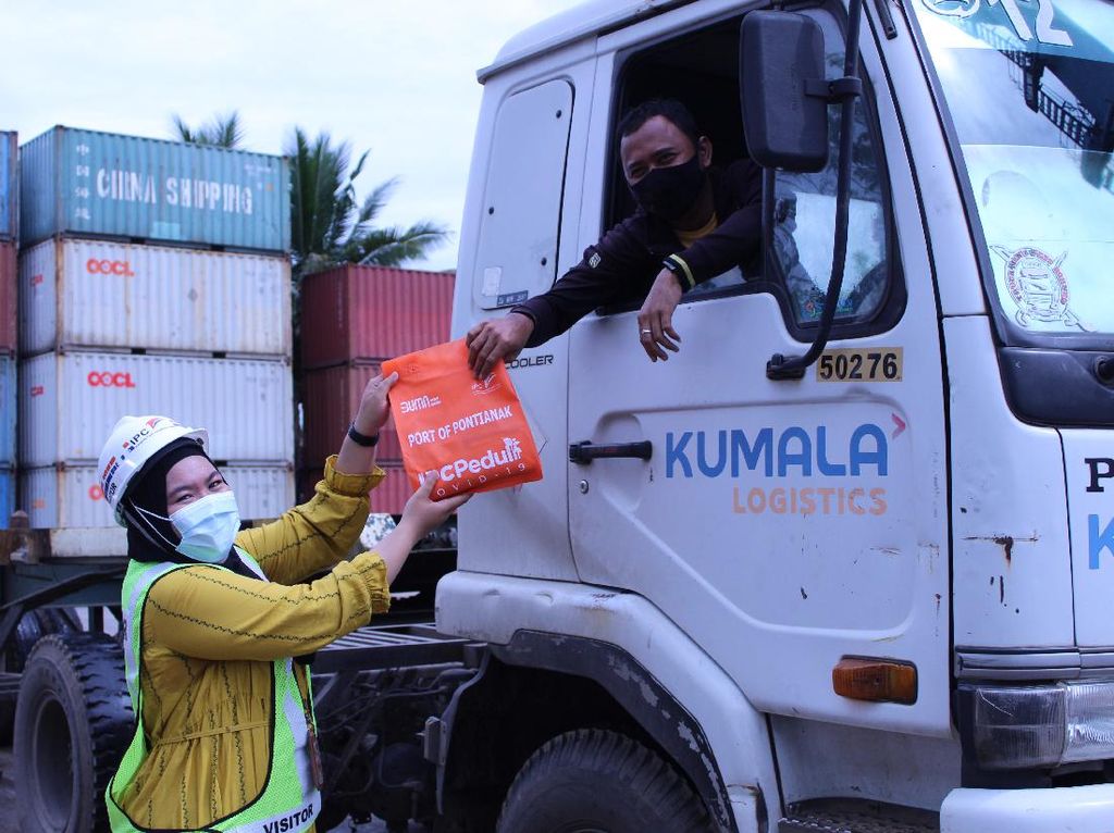 Pelindo II Bagikan 7.500 New Normal Kit Senilai Rp 560 Juta Pelindo II Bagikan 7.500 New Normal Kit Senilai Rp 560 Juta