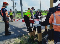 Gubrak! Viral Pemotor Melamun Tabrak Palang KA di Klaten Hingga Patah