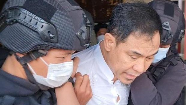 Penangkapan Munarman eks FPI terkait dugaan terorisme di kediamannya, Pamulang, Jakarta, Selasa (27/4)