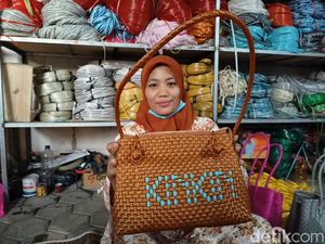 Perajin Tas Anyaman di Ponorogo Kebanjiran Order