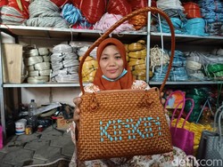Perajin Tas Anyaman di Ponorogo Kebanjiran Order