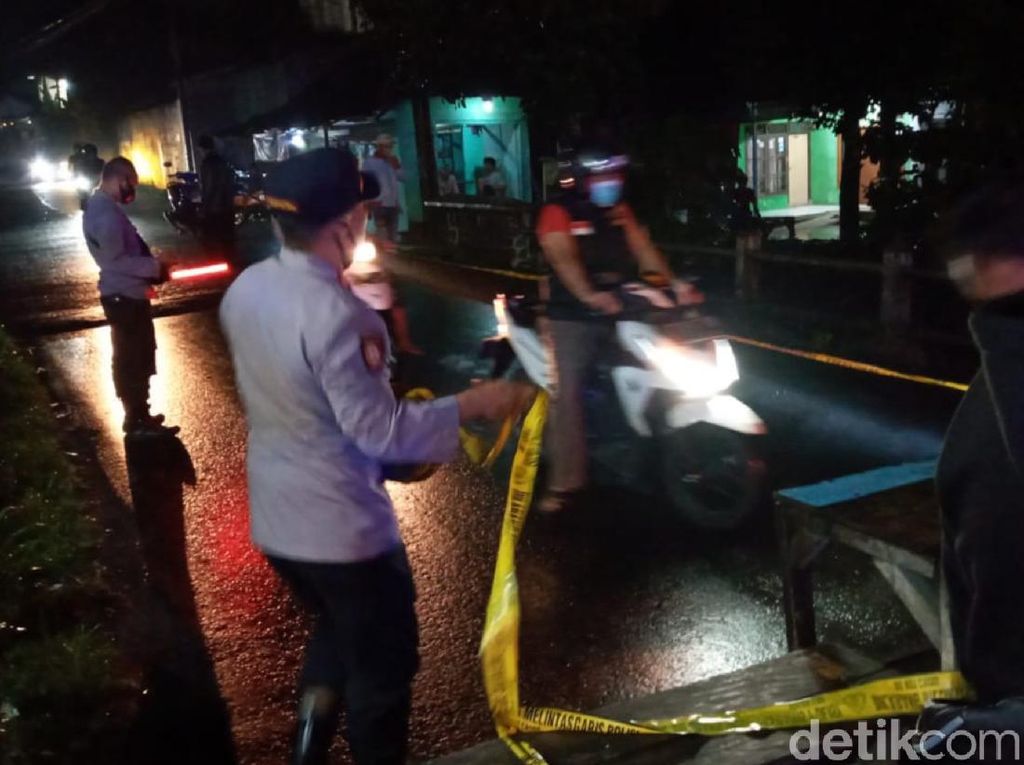 Sungai Meluap, Fondasi Jembatan Penghubung 2 Kecamatan di Sukabumi Rusak Sungai Meluap, Fondasi Jembatan Penghubung 2 Kecamatan di Sukabumi Rusak
