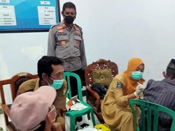 Antisipasi Penolakan, Vaksinasi Lansia di Empang Sumbawa Dijaga Polisi