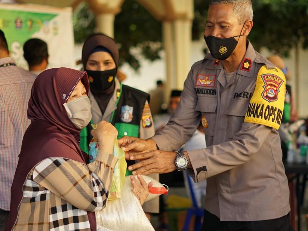 Vaksinasi 40 Lansia, Polres Sumbawa Barat Sediakan Drive Thru-Bingkisan Vaksinasi 40 Lansia, Polres Sumbawa Barat Sediakan Drive Thru-Bingkisan