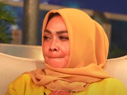 Menangis, Rieta Amalia Curhat soal Nagita Slavina dan Caca Tengker