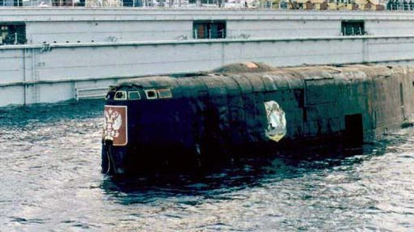 Melihat Lagi Pengangkatan Kapal Selam Kursk yang Tenggelam Tahun 2000