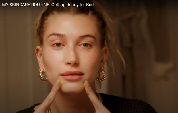 Rutinitas skincare malam Hailey Bieber Rutinitas skincare malam Hailey Bieber (foto: youtube.com/haileyrhodebieber)