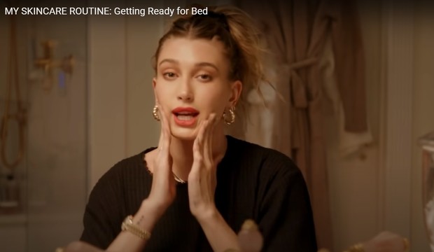 Rutinitas skincare malam Hailey Bieber Rutinitas skincare malam Hailey Bieber (foto: youtube.com/haileyrhodebieber)
