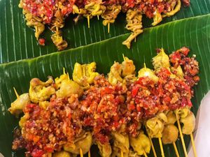 4 Sate Jumbo dari Kulit Ayam hingga Daging Kambing yang Padat 4 Sate Jumbo dari Kulit Ayam hingga Daging Kambing yang Padat