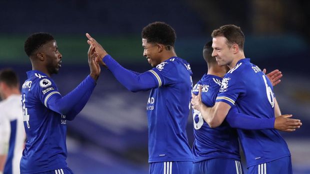 SOCCER-ENGLAND-LEI-CRY/REPORT Soccer Football - Premier League - Leicester City v Crystal Palace - King Power Stadium, Leicester, Britain - April 26, 2021 Leicester City's Jonny Evans celebrates with teammates after the match Pool via REUTERS/Alex Pantling EDITORIAL USE ONLY. No use with unauthorized audio, video, data, fixture lists, club/league logos or 'live' services. Online in-match use limited to 75 images, no video emulation. No use in betting, games or single club /league/player publications. Please contact your account representative for further details.
